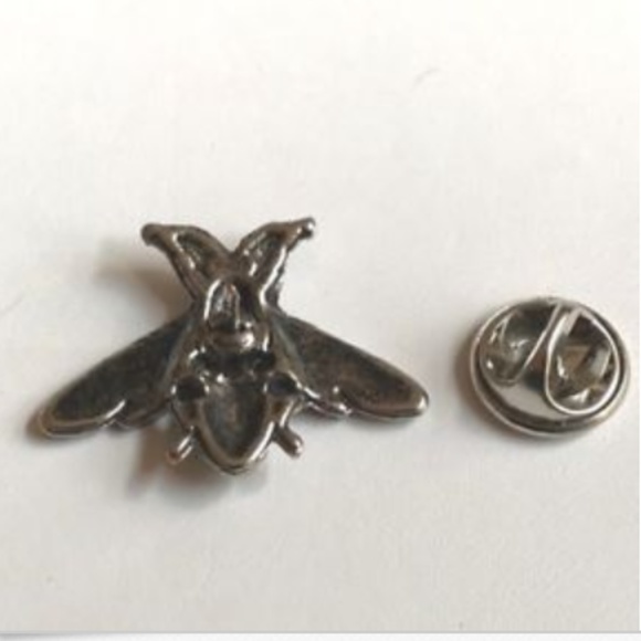 Silver Bumble Bee Pin Brooch Tie Tac Lapel Bea - Picture 3 of 8